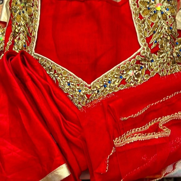 Red Net with Gold thread embroidered Sleeveless Partywear Kurta Set Size M - Picture 13 of 13